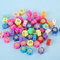 Gros plan de perles colorées en forme de fleur avec sourires pour bracelets DIY - Fleur Souriante de Couleurs Mixtes (9116-AN0805) / 50 Pièces