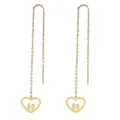 Dettaglio di orecchini a catenella dorati con pendente a cuore e silhouette di coppia - Stile Coppia Cuore (B45-0203)