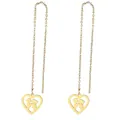 Dettaglio ravvicinato di orecchini a catena lunga dorati con pendente a cuore traforato - Stile Amanti Cuore (B45-050)