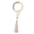 Détail d'un porte-clés en perles de silicone avec perle en bois et pompon en cuir - Patchwork Gris Rose