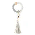 Détail du porte-clés bracelet en perles de silicone marbrées, perle bois et pompon - Gris