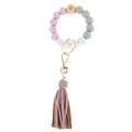 Détail d'un porte-clés en perles de silicone rose et gris avec perle en bois et pompon - Patchwork Gris Violet