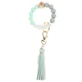 Détail du bracelet porte-clés en perles de silicone vert menthe avec pompon et bois - Vert Menthe