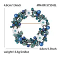 Blaue Weihnachts-Kranz-Brosche mit Strasssteinen, Perlen und Emaille-Blumen - Kranz (5750-BL) / Blau