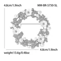 Silberne Kranzbrosche mit Strasssteinen, weißen Perlen und Blumenakzenten in 4,8cm Größe - Kranz (5750-SL) / Silberweiß