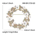 Goldene Weihnachtskranz-Brosche mit glitzernden Strasssteinen und weißen Perlen, 4.8cm - Kranz (5750-GD) / Gold Weiß