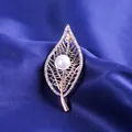 Broche de hoja de oro rosa con perlas blancas y cristales sobre seda oscura - Dorado