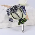 Spilla bouquet di rose vintage con petali in smalto crema e strass blu scuro - Nero