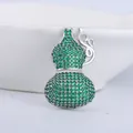 Exquisito broche Wu Lou con circonitas verdes y elegantes detalles plateados - Calabaza Wu Lou Totalmente Incrustada de Zirconia Verde (MM-BR-8007-GN) / Verde