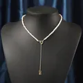 Elegante collana di perle d'acqua dolce con chiusura OT dorata e ciondolo su busto nero - Oro