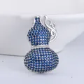 Broche de cobre hecho a mano con circonitas azules en diseño tradicional de calabaza - Calabaza Wu Lou Totalmente Incrustada de Zirconia Azul (MM-BR-8007-BL) / Azul