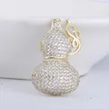 Broche de calabaza dorada con circonitas y detalles de nubes sobre cerámica blanca - Calabaza Wu Lou Totalmente Incrustada de Zirconia Dorada (MM-BR-8007-GD) / Dorado