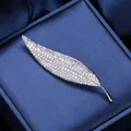 Spilla a foglia d'argento con zirconi micro-pave su una scatola di gioielli in velluto blu - Argento