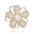Broche fleur dorée élégante avec pétales en zircon blanc et effet de reflet miroir - Or