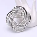 Detailansicht der silbernen geometrischen Spiralbrosche mit feiner Texturoberfläche - Silber