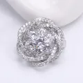Vue détaillée de l'élégante broche fleur en zircon avec pétales argentés et cristaux - Argent