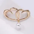 Elegante goldene Doppelherz-Brosche mit weißer Perle für Damenanzüge und Kleider - Gold