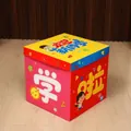 Détail des boîtes cadeaux de la rentrée scolaire avec dessins animés d'élèves mignons - Style Bienvenue Nouveaux Étudiants Rouge Jaune Bleu (HY-KXLH-03)