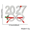 Détail de lunettes de fête Nouvel An 2027 avec paillettes argentées et montures rouges festives - Lunettes Argent Baies 2027