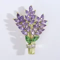 Dettaglio della spilla a mazzo di lavanda con cristalli viola e foglie verdi - Fiore Viola & Base Oro (MM-BR-3220)