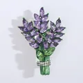 Dettaglio della spilla a lavanda con pietre di cristallo viola e foglie in smalto verde - Fiore Viola & Base Verde (MM-BR-3220)