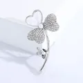 Broche trèfle élégante avec cœur en nacre, perles et petite abeille sur fond blanc moderne - Argent