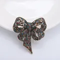 Spilla a fiocco in oro antico con strass colorati e design in metallo cavo - Colorato