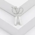 Elegante broche de tijera plateado con diamantes de imitación e incrustación de mármol - Plateado