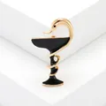 Broche en émail serpent et bol dorée avec finition noire élégante sur fond blanc - Noir