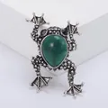 Spilla vintage a rana in argento con grande pietra verde a goccia su supporto - Argento
