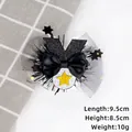 Dettaglio del fermaglio per capelli da laurea nero con glitter dorati e stelle - Medaglia papillon