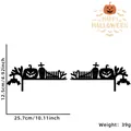 Détail décoration d'angle de porte Halloween en bois avec citrouille et château - Style Cimetière de Citrouilles