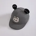 Detail van kinderpet met pandabeer, houndstooth patroon en decoratieve 3D oortjes - 50-52CM / Zwart en Wit Hahnentritt