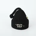 Schwarze Strickmütze mit SUNDAY-Stickerei und Bommel-Spitze für Babys - 2-6 Jahre / Schwarz