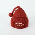 Dunkelrote Strickmütze für Babys mit SUNDAY-Stickerei und Ohrenklappen für den Winter - 2-6 Jahre / Weinrot