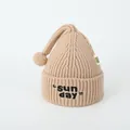 Khakifarbene Baby-Strickmütze mit Sunday-Stickerei und niedlicher Bommel-Spitze - 2-6 Jahre / Khaki