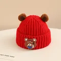 Dettaglio cappello in maglia rossa per neonati con orecchie da orso e badge in silicone - Neonato circa 2-6 anni / Rosso