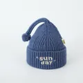 Bonnet en tricot bleu pour bébé avec broderie SUNDAY et pompon sur le dessus - 2-6 Ans / Bleu