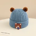 Dettaglio berretto neonato in maglia blu con orecchie da orso e patch in silicone - Neonato circa 2-6 anni / Blu