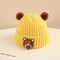 Dettaglio della trama a maglia di un berretto giallo per bambini con orecchie d'orso in peluche - Neonato circa 2-6 anni / Giallo