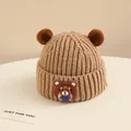 Dettaglio del cappello in maglia per neonati con orecchie d'orso e trama a coste - Neonato circa 2-6 anni / Caffè