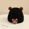 Dettaglio cappello in maglia nera per neonato con orecchie e stemma di orso cartone - Neonato circa 2-6 anni / Nero