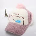 Dettaglio cappello invernale in pile rosa con paraorecchie e pompon morbido - Bambini circa 3-10 anni / Rosa