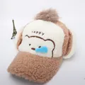 Dettaglio del berretto in pile per bambini con ricamo di cane e morbido pompon in cima - Bambini circa 3-10 anni / Kaki