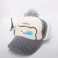 Dettaglio cappello invernale in pile con paraorecchie e pompon in finta pelliccia - Bambini circa 3-10 anni / Grigio