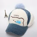 Dettaglio cappello invernale per bambini con ricamo orsetto e pompon blu soffice - Bambini circa 3-10 anni / Blu