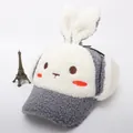 Detalle de gorro de invierno gris con orejas de conejo, bordado de dibujos y forro polar - Niños aprox 3-10 años / Gris