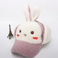 Detalle del gorro de conejo rosa en forro polar para niños con orejas largas y bordado - Niños aprox 3-10 años / Rosa