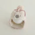 Dettaglio del cappello invernale rosa per neonati con ricamo a orsetto e pompon - Taglia Bambino Piccolo / Rosa
