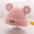 Detailtextur der rosa Plüsch-Strickmütze mit 3D-Ohren und braunem Lederetikett - Einheitsgröße (3-10 Jahre) / Rosa